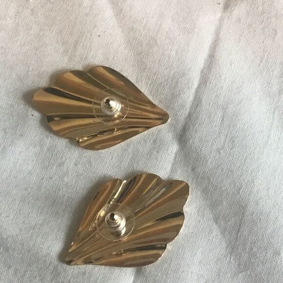 $10 ea or 3/$20 Goldtone Pierced Leaf Earrings - Picture 4 of 7